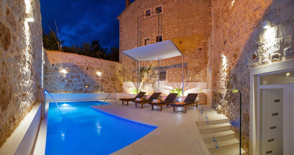 Villa Majestic With Heated Pool And Rooftop Terrace Bol Zimmer foto